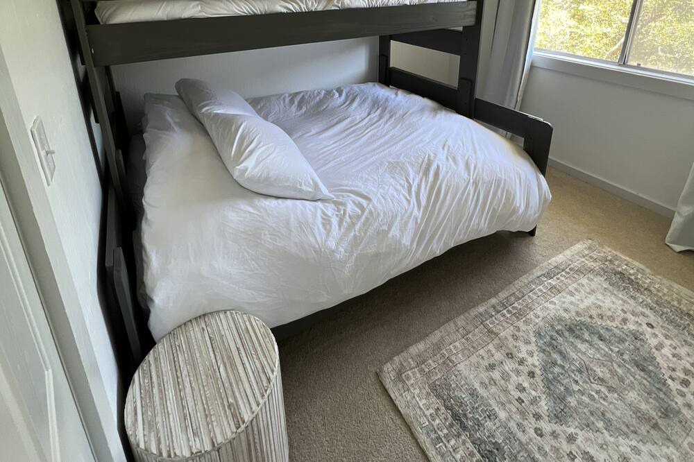 Photo of Bedroom in Groveland