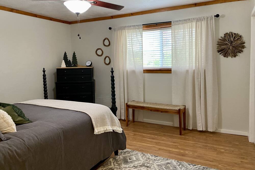 Photo of Bedroom in Springville
