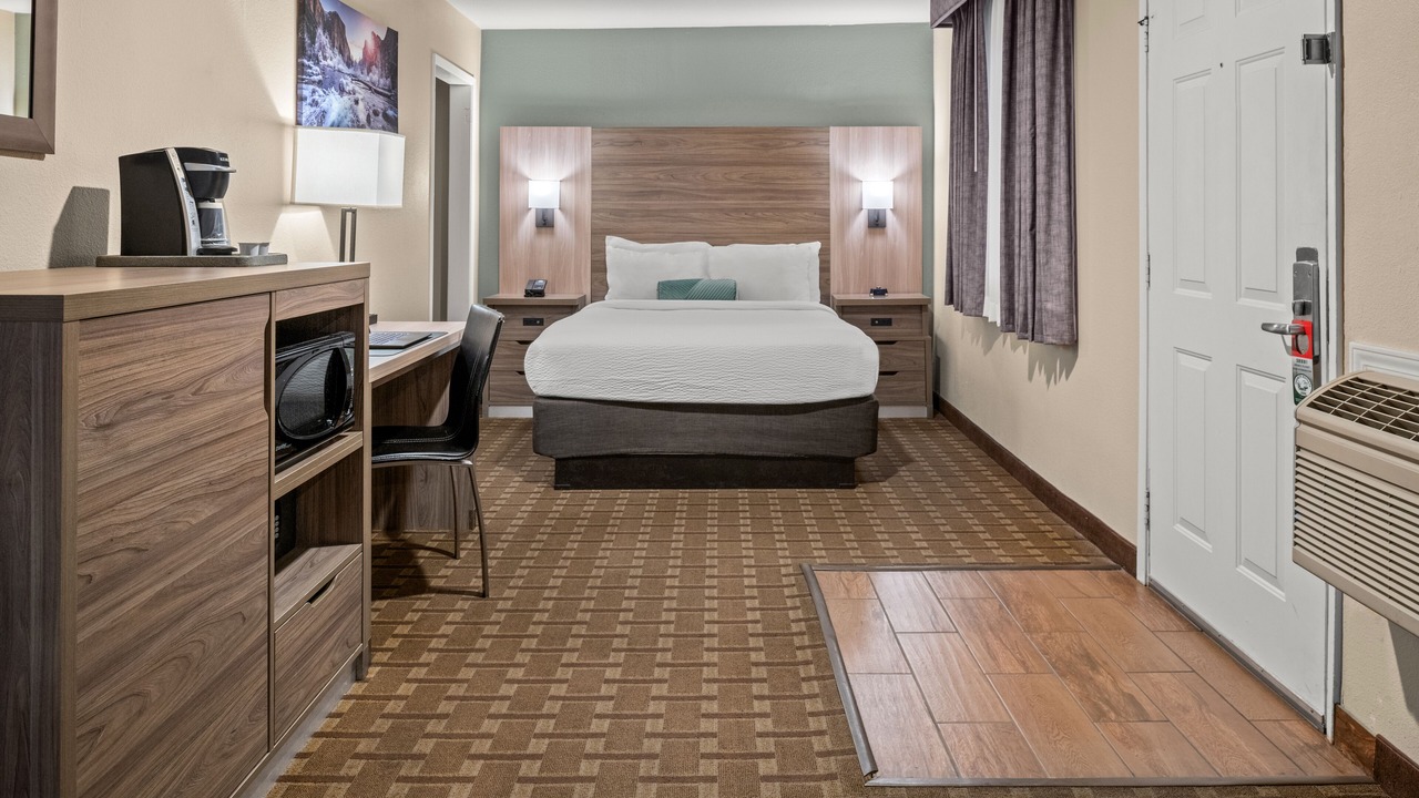 Photo of Bedroom in Groveland