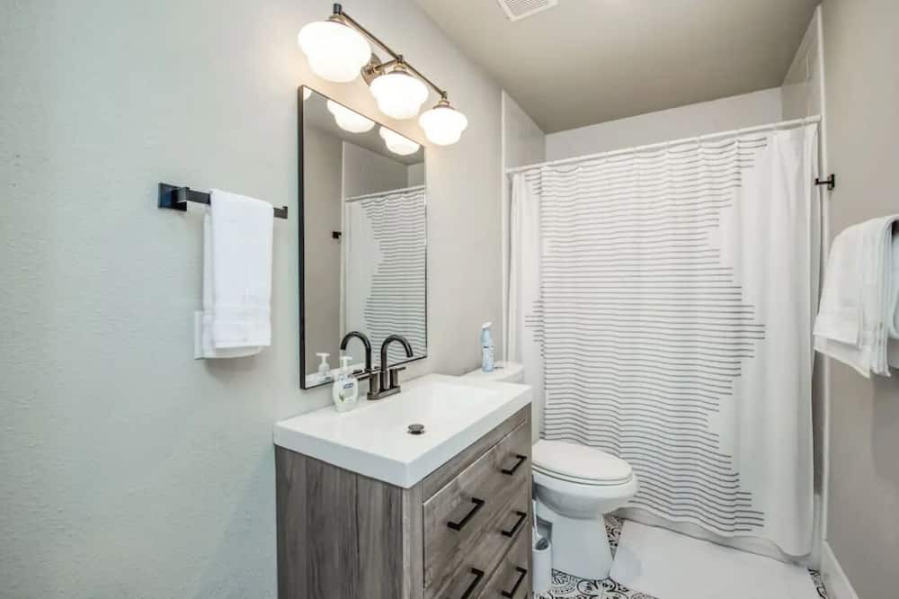 Photo of Bathroom in Raisin