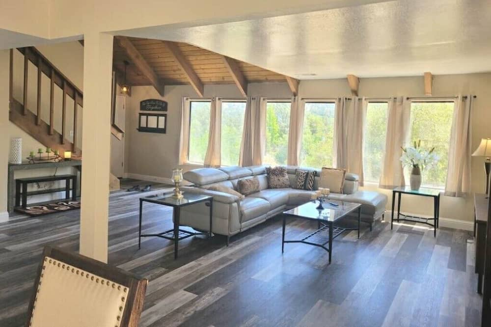 Photo of Livingroom in Yosemite Lakes
