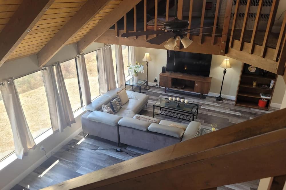 Photo of Livingroom in Yosemite Lakes