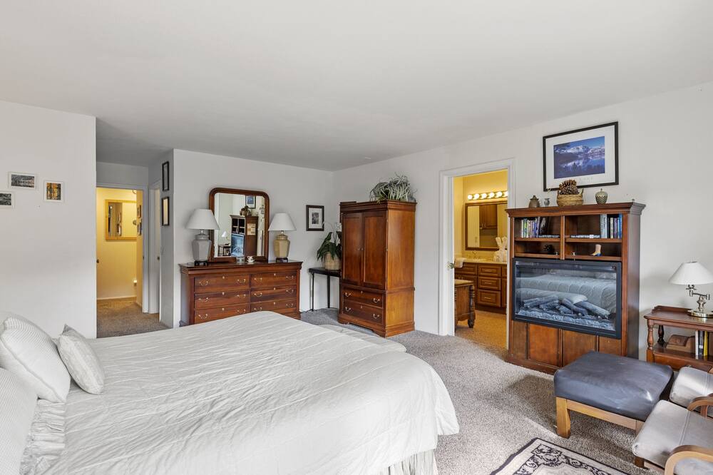 Photo of Livingroom in June Lake