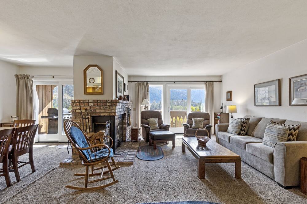 Photo of Livingroom in June Lake