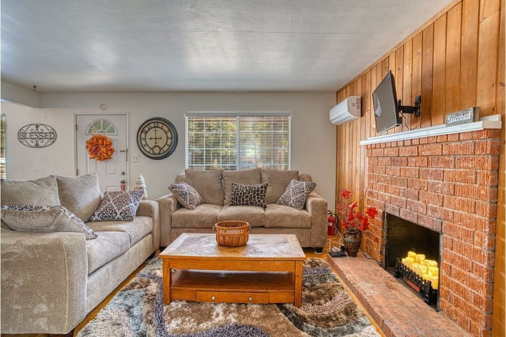 Photo of Livingroom in Kernville
