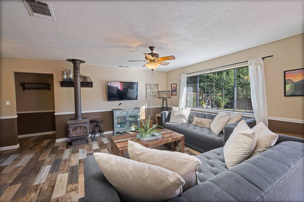 Photo of Livingroom in Cascadel Woods