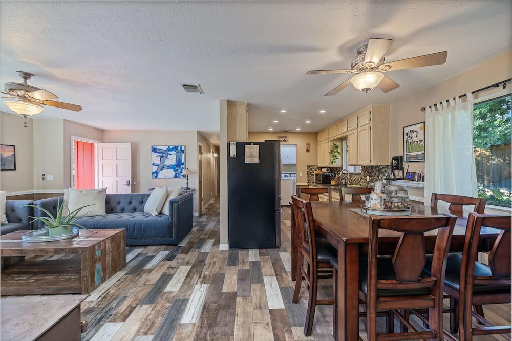 Photo of Livingroom in Cascadel Woods
