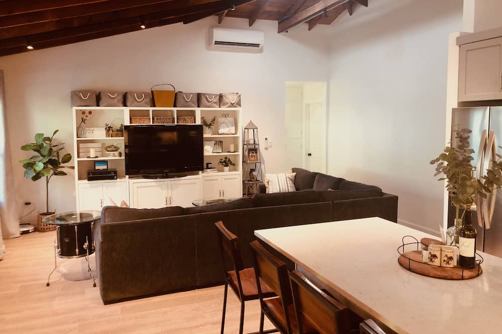 Photo of Livingroom in Alta Mesa
