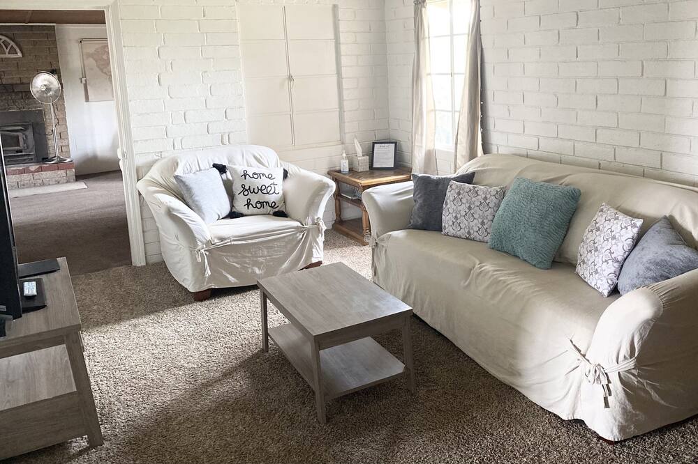 Photo of Livingroom in Lindsay