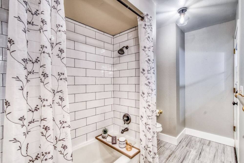 Photo of Bathroom in Raisin