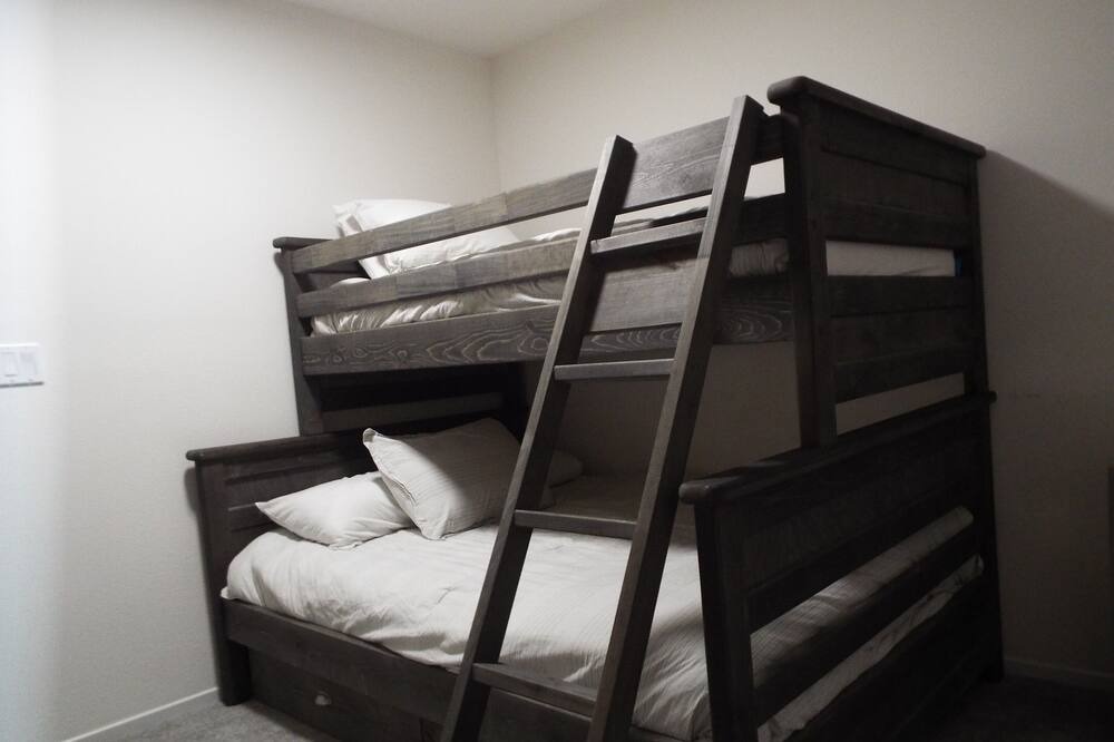 Photo of Bedroom in Oak Shores
