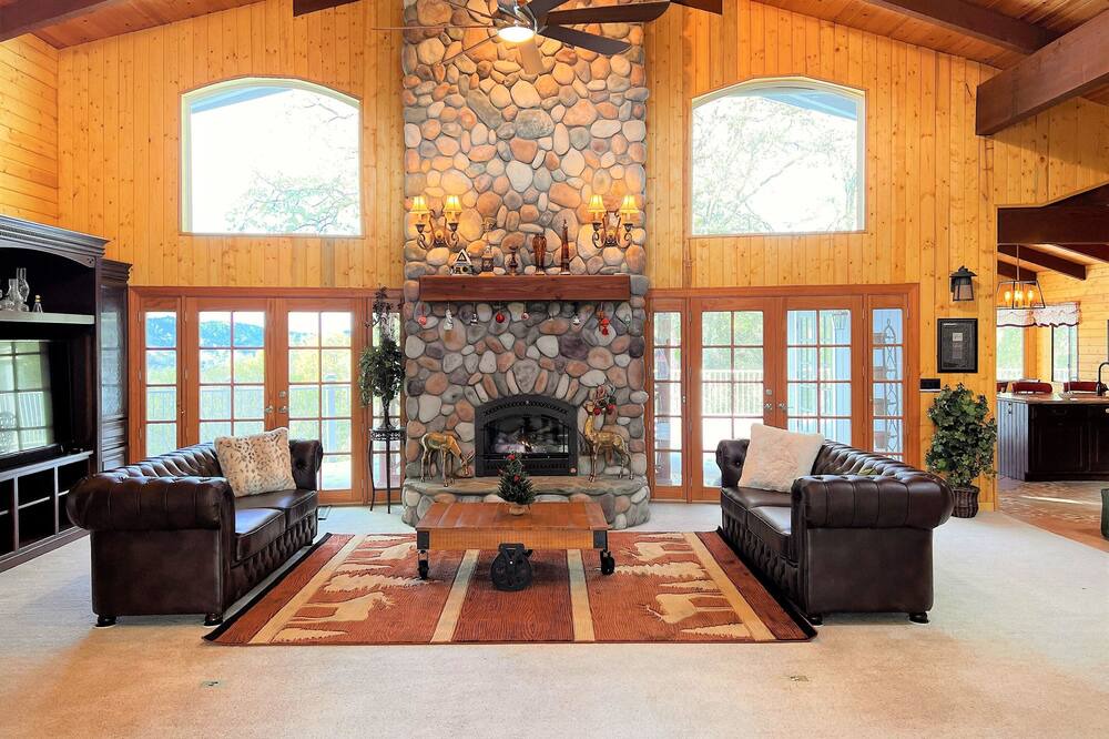 Photo of Livingroom in Coarsegold