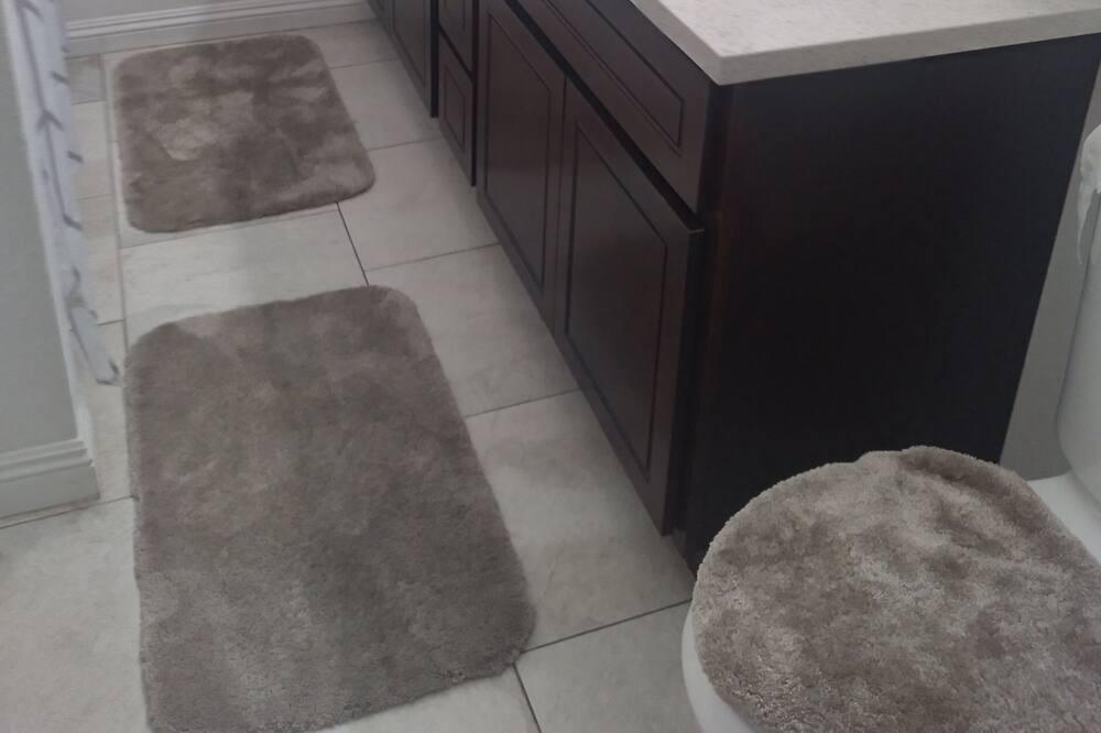 Photo of Bathroom in Raisin