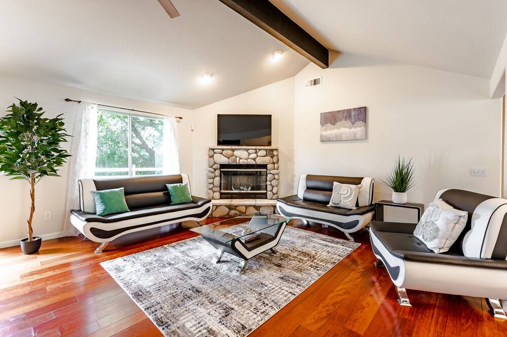 Photo of Livingroom in Oakhurst