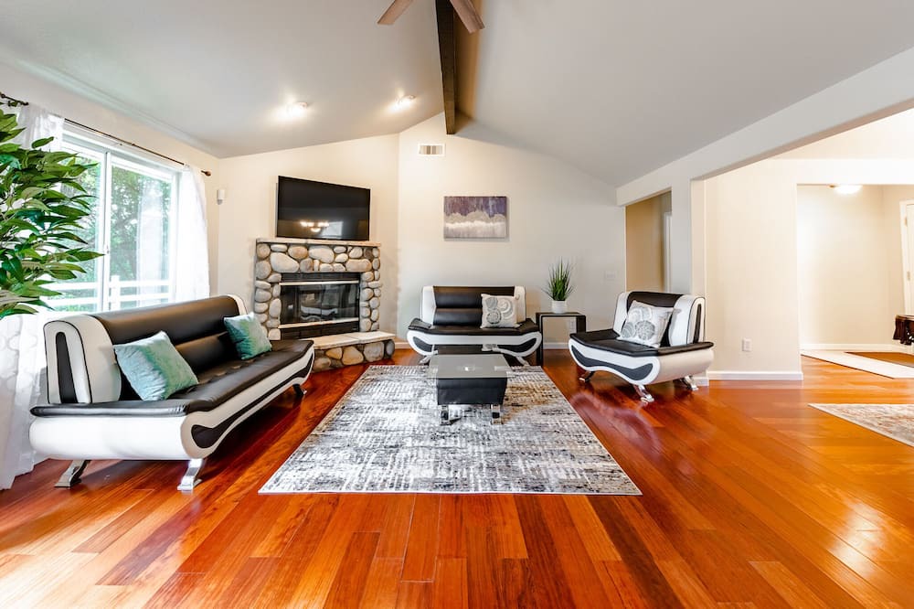 Photo of Livingroom in Oakhurst
