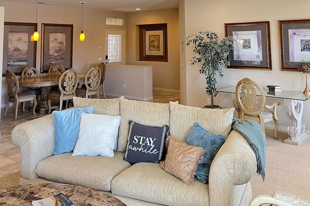 Photo of Livingroom in Desert Hot Springs
