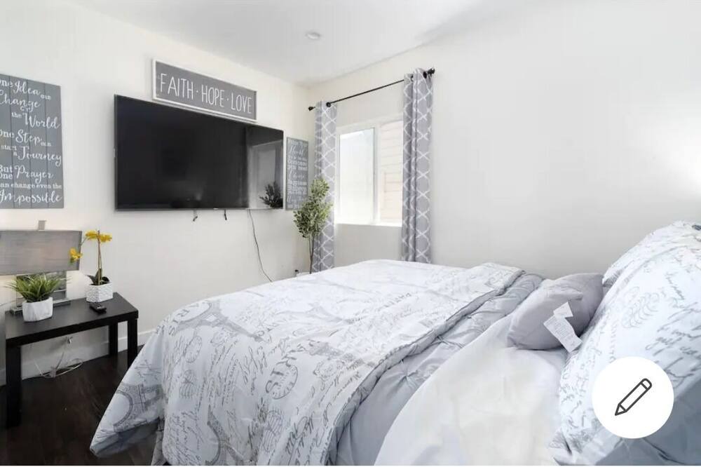 Photo of Bedroom in Oakland