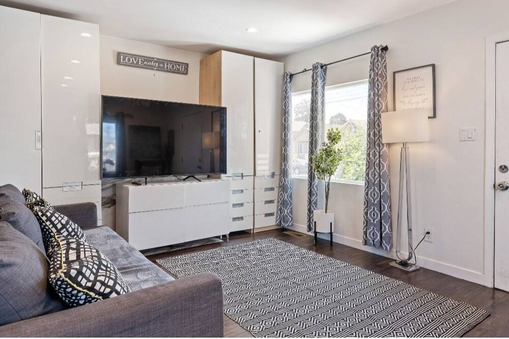 Photo of Livingroom in Oakland
