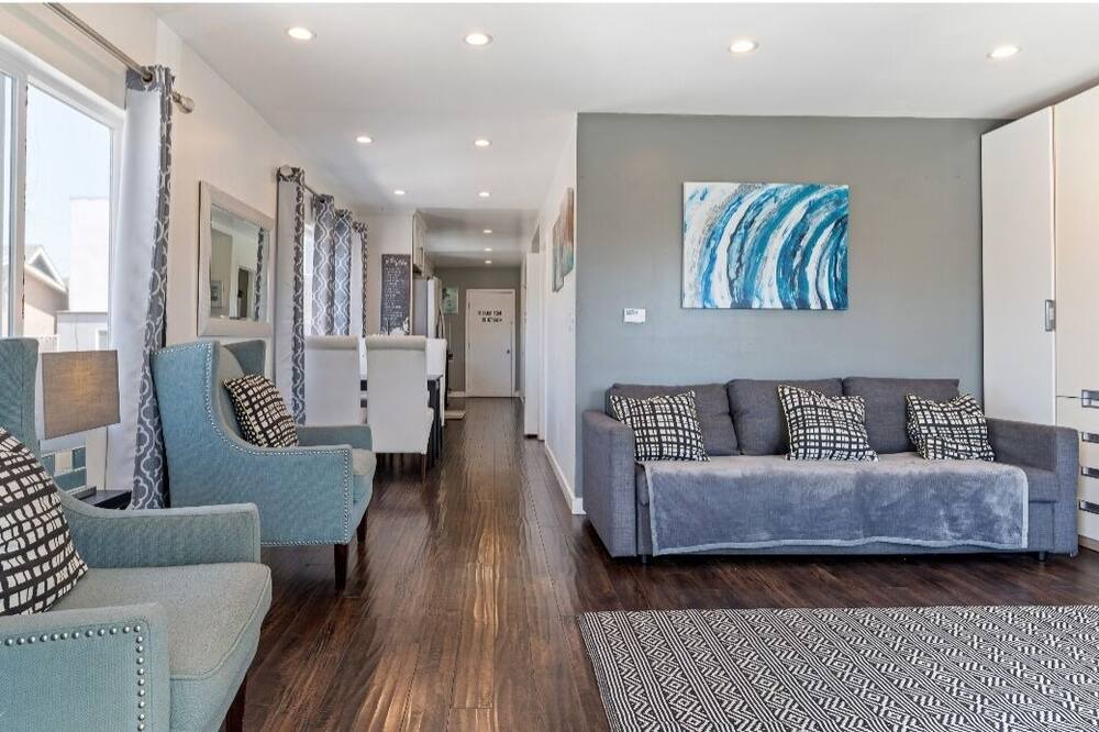 Photo of Livingroom in Oakland
