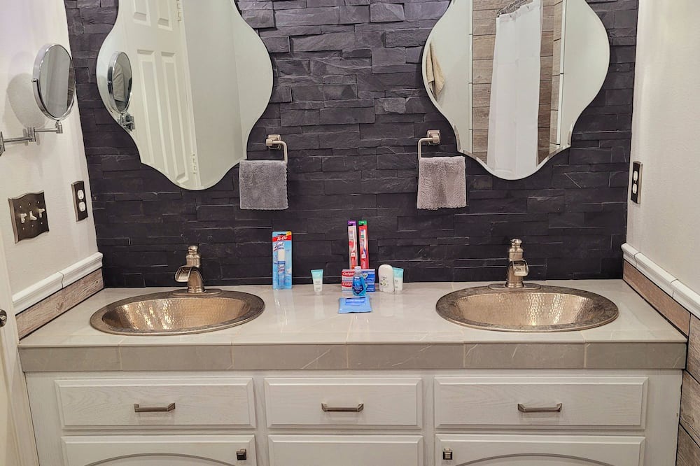 Photo of Bathroom in Tollhouse