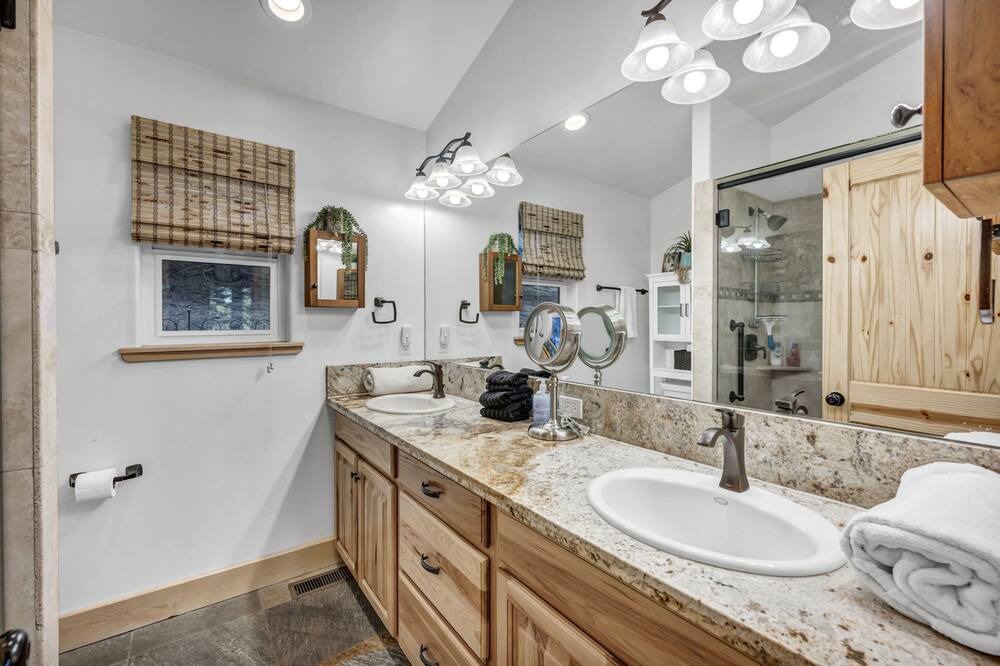 Photo of Bathroom in Country Club Estates