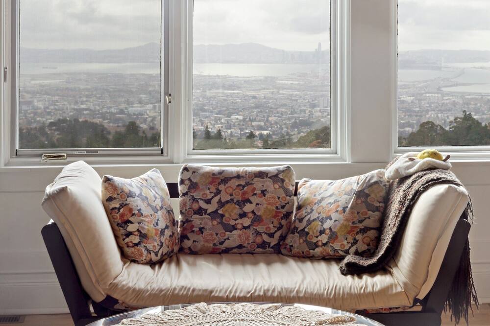 Photo of Livingroom in Oakland