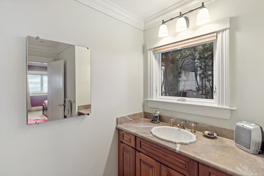 Photo of Bedroom in Oakland