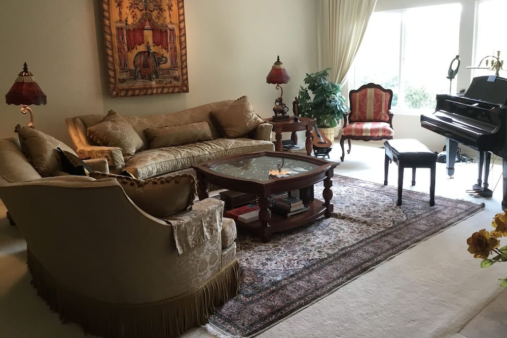Photo of Bedroom in Lakeview