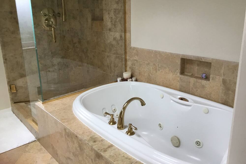 Photo of Bathroom in Lakeview
