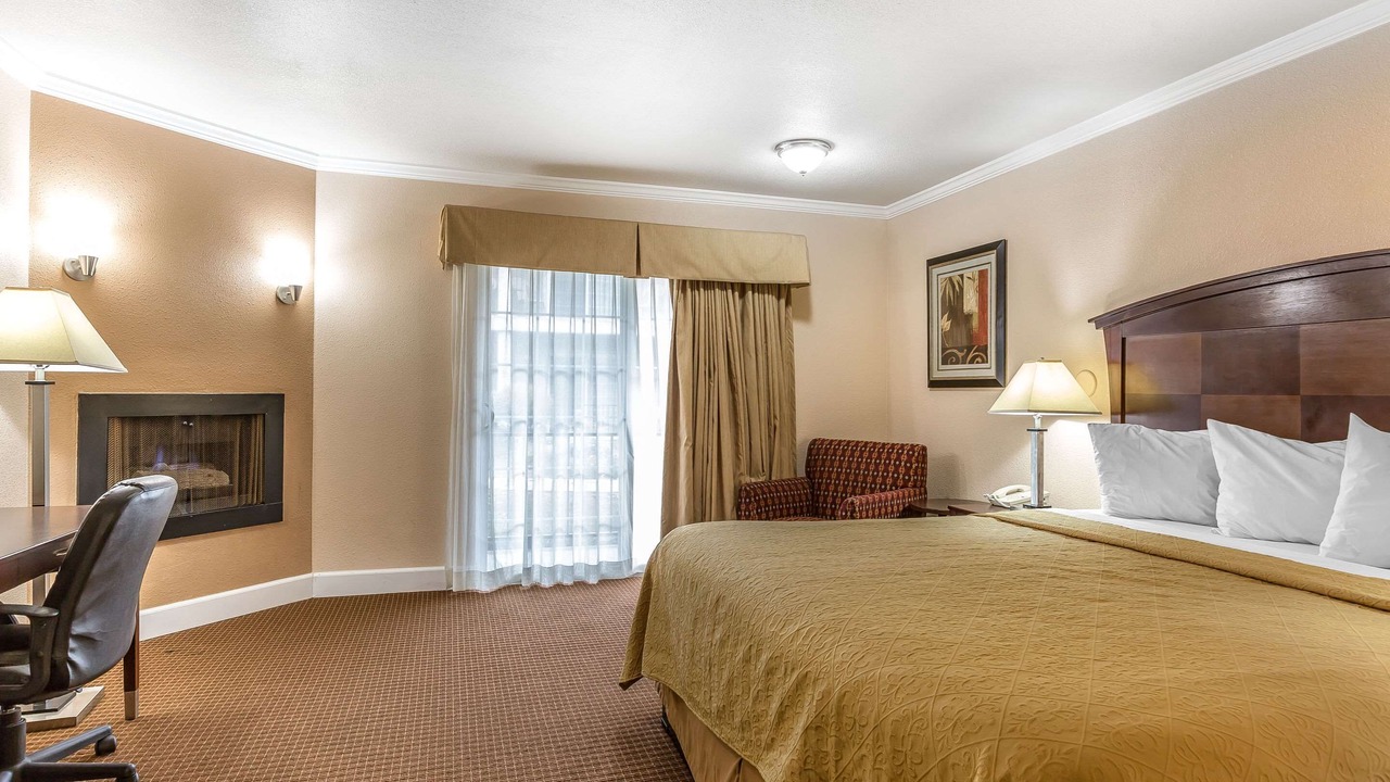 Photo of Bedroom in San Simeon