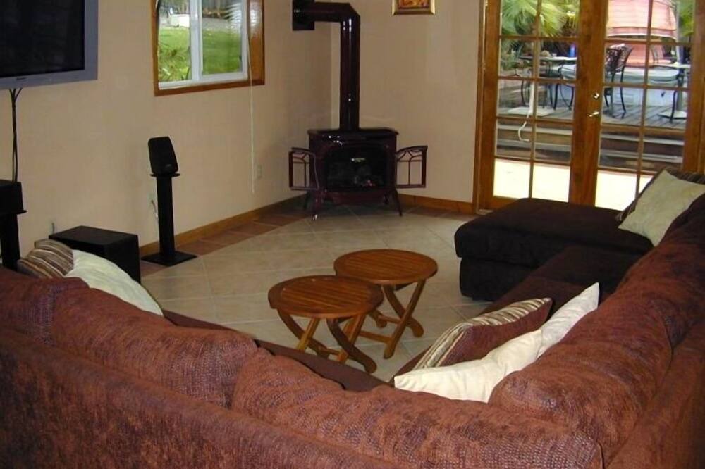 Photo of Livingroom in Lakehead-Lakeshore