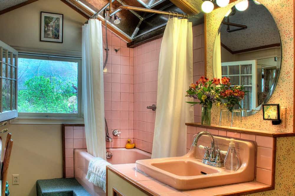 Photo of Bathroom in Woodlake