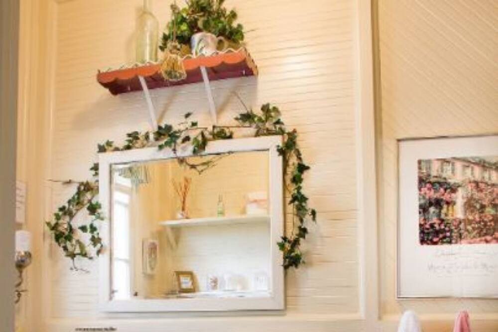 Photo of Bathroom in Woodlake