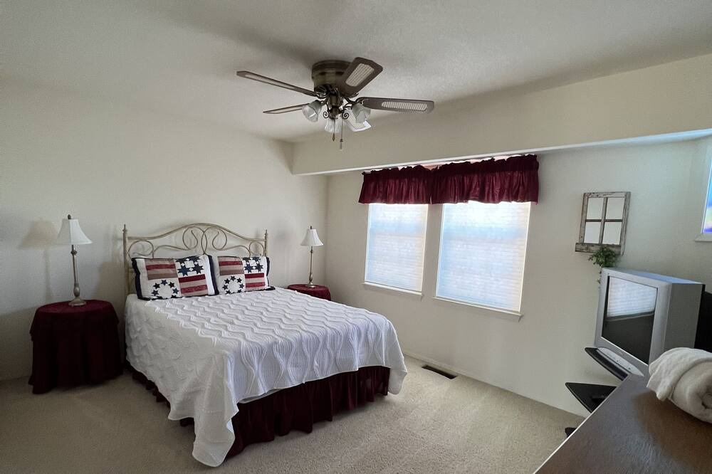 Photo of Bedroom in Oak Shores