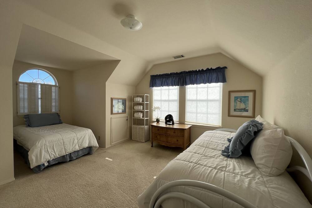 Photo of Bedroom in Oak Shores