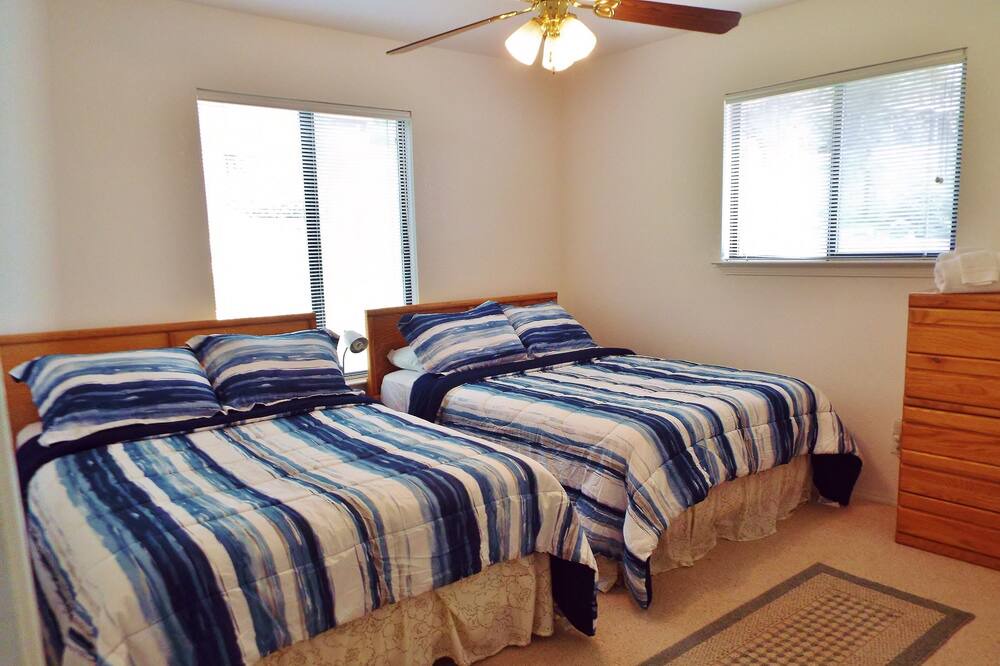 Photo of Bedroom in Oak Shores