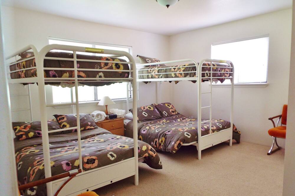 Photo of Bedroom in Oak Shores