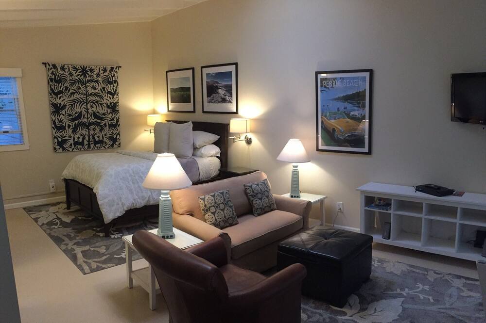 Photo of Livingroom in Downtown Monterey