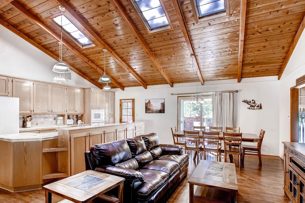 Photo of Livingroom in Yosemite Forks