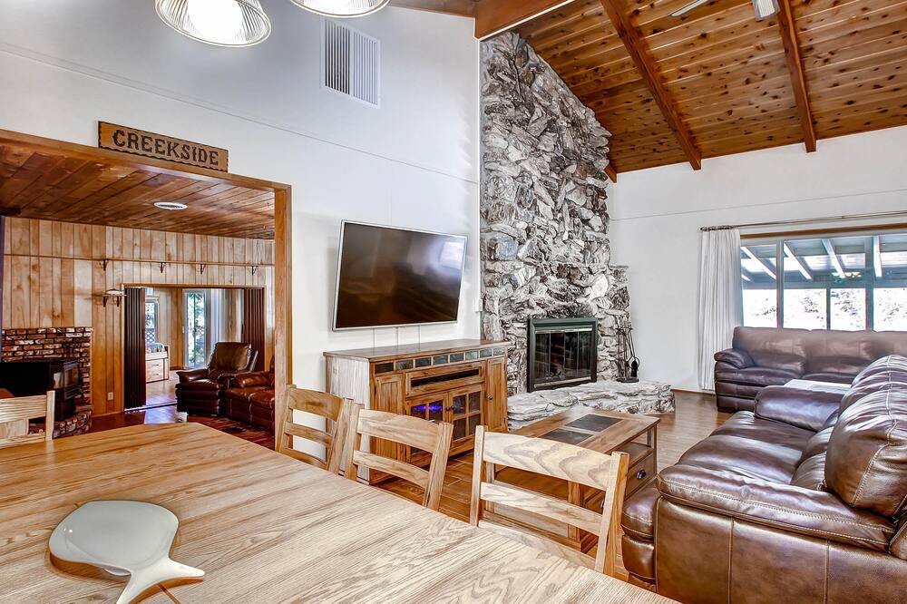 Photo of Livingroom in Yosemite Forks
