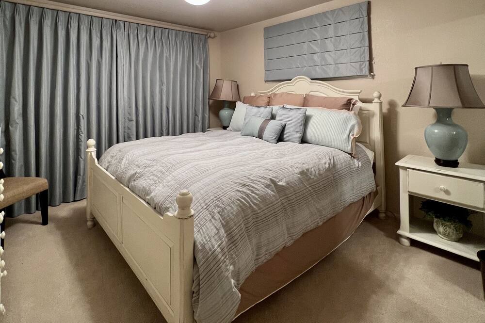 Photo of Bedroom in Oak Shores