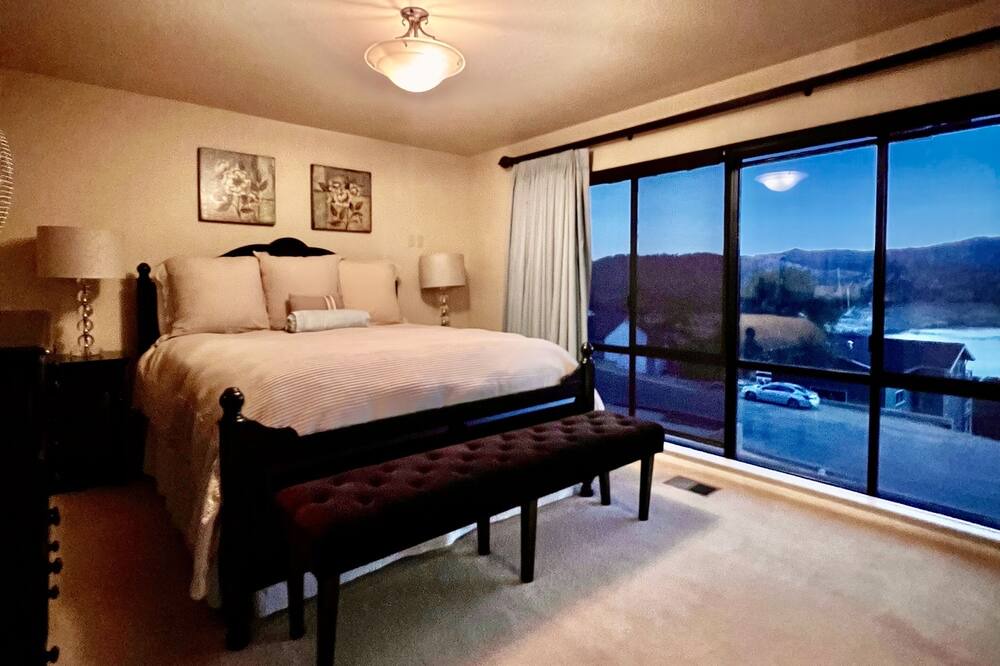 Photo of Bedroom in Oak Shores