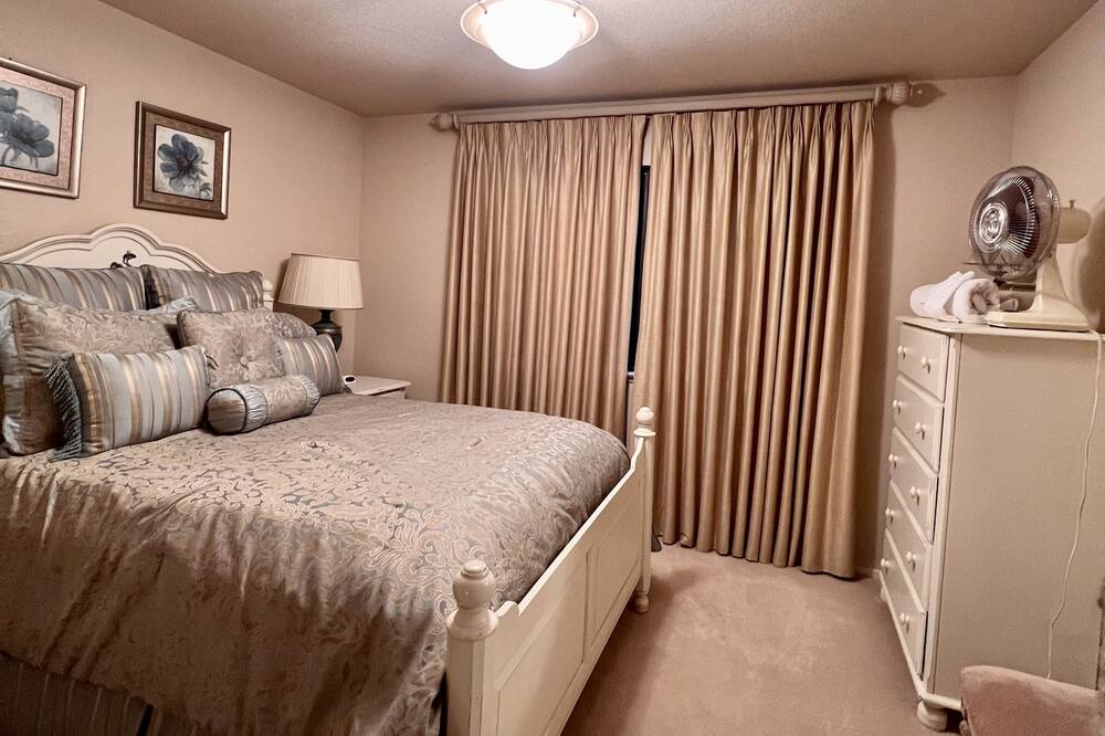 Photo of Bedroom in Oak Shores