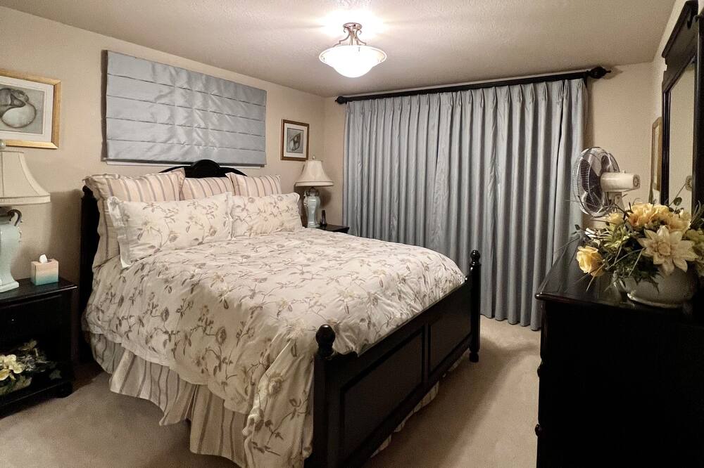 Photo of Bedroom in Oak Shores