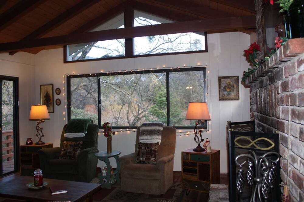 Photo of Livingroom in Camp Nelson