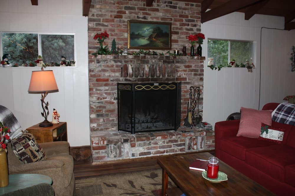 Photo of Livingroom in Camp Nelson