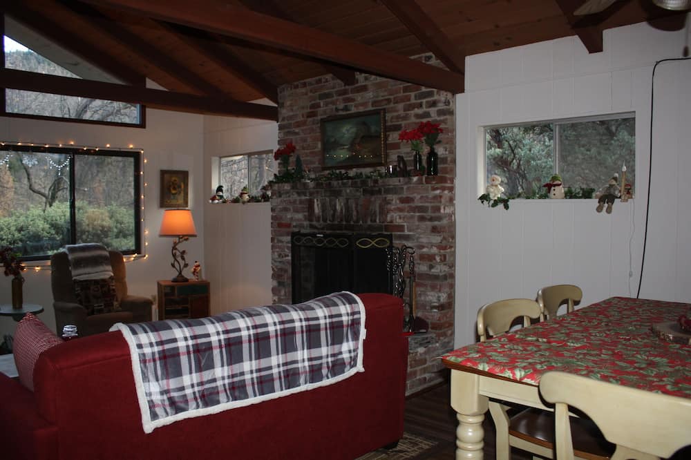 Photo of Livingroom in Camp Nelson