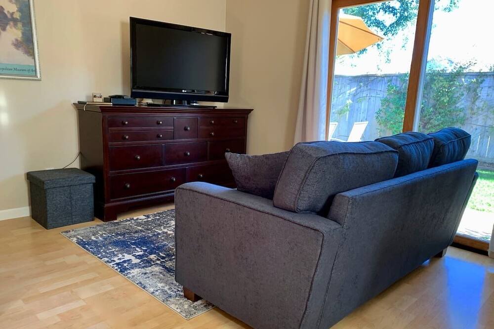 Photo of Livingroom in Edgewood Park