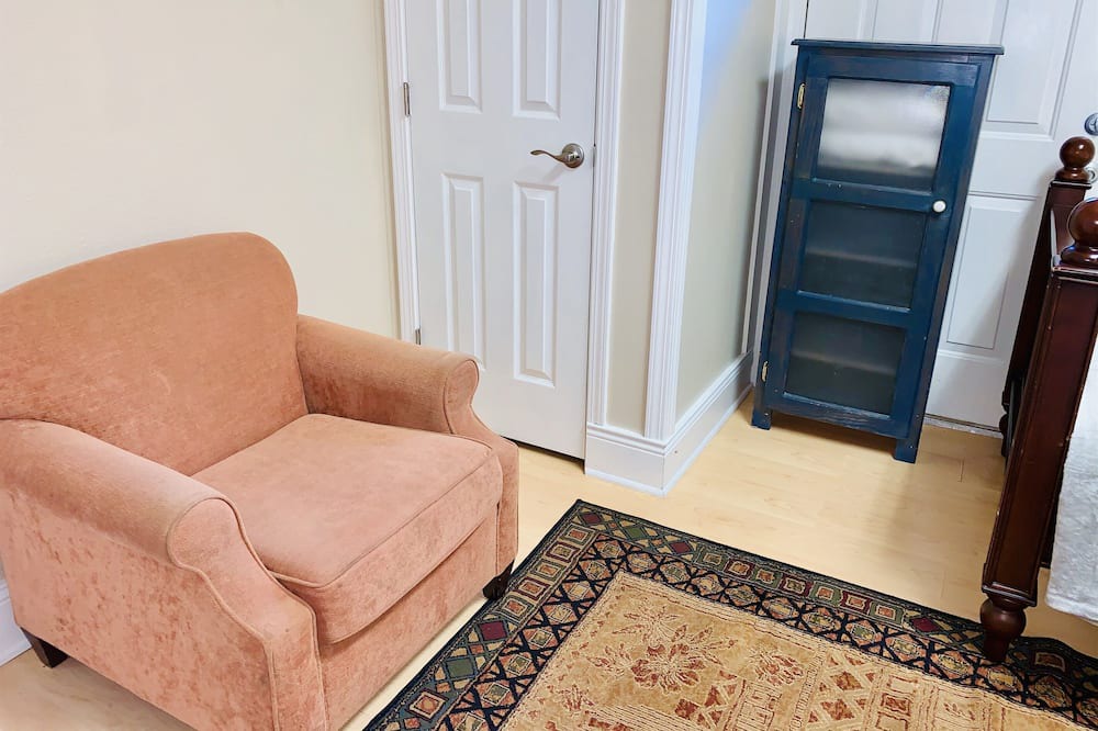 Photo of Livingroom in Edgewood Park