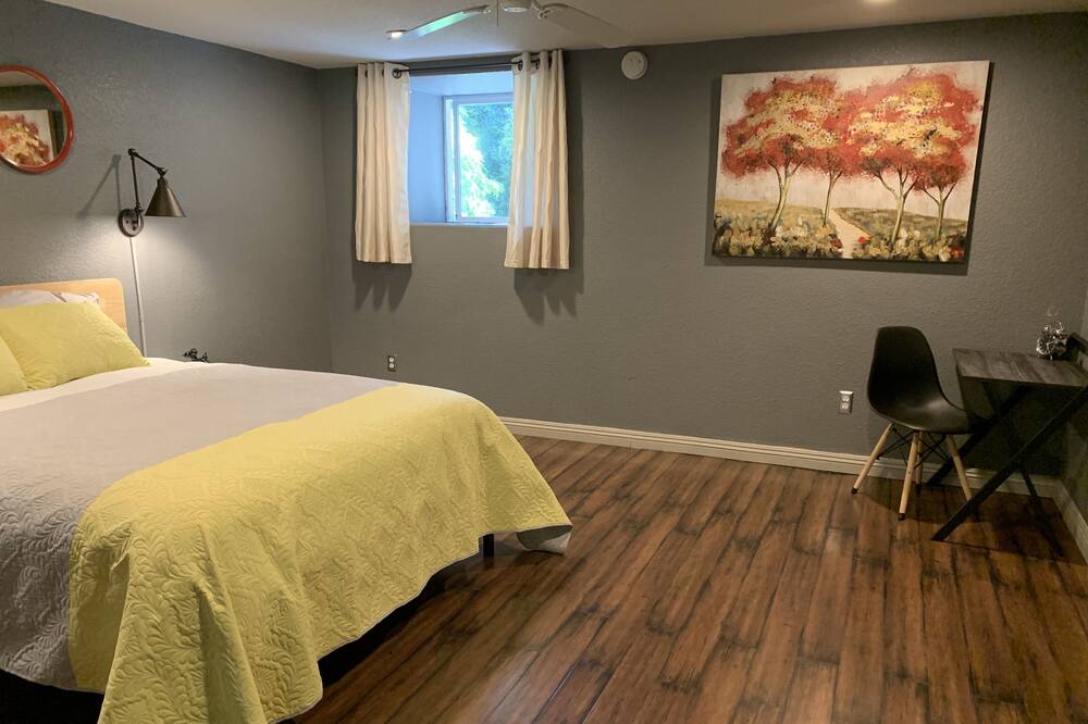 Photo of Bedroom in Holy City